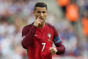 爱游戏中国官方网站-神迹降临！德罗巴一己之力爆冷掀翻西班牙，斗牛士王朝梦碎！